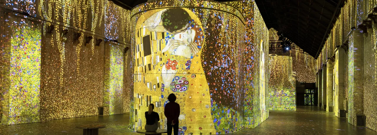 The kiss art Klimt projected Amsterdam