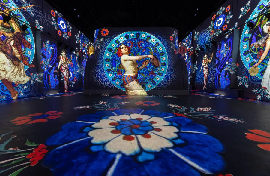 Orientalistes_exposition_immersive_amsterdam_danseuse_bleue_projection