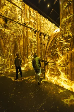 projection_gold_men_walking
