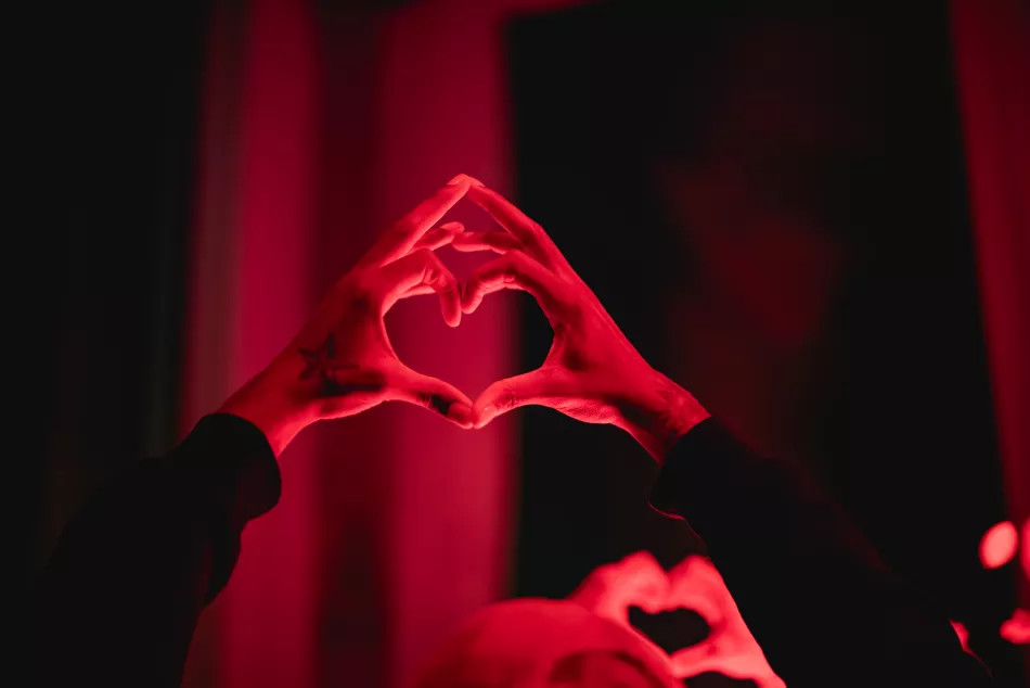 STEWWW ADE heart hands